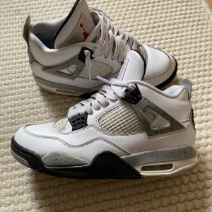 Jordan 4 white cement  - Säljer dessa feta skorna eftersom jag köpt nya. Använda ett tag men sen endå ganska fräscha ut.
