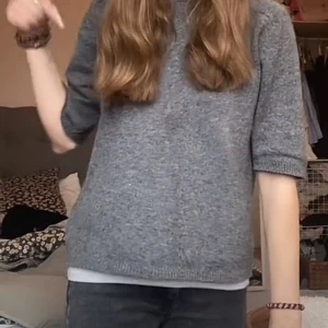 Stickad tröja💞 - Säljer min fina gråa stickade zara tröja då jag blivit trött på den och hellre vill köpa nåt annat, storleken är L men den passar mig som brukar ha xs jag köpte den i L för att den skulle varit kroppad annars💞🙌🏼