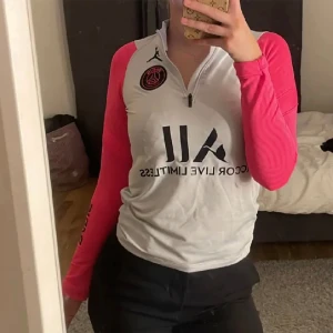 Psg tröja  - Säljer min favorit psg sällsynta tröja, svårt att få tag på den. Den passar storlek Xs och S Kom gärna med prisförslag så diskuteras den🩷