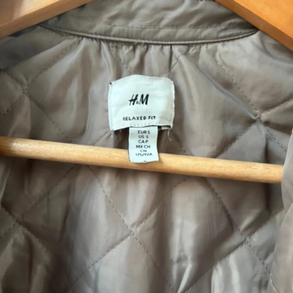 Tunnare jacka från H&M, använd enstaka gånger. Jackor.