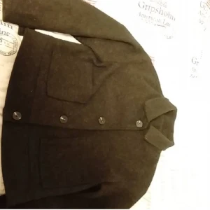 Kappa - Säljer min kappa (strl S) då den inte används. Den har använts fåtal gånger och är lite nopprig längst ner på armen, men det är inget man lägger märke till (det syns inte så tydligt). Säljer den för 280kr + frakt 