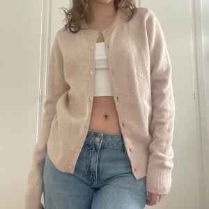 Rosa kofta - En supermysig babyrosa kofta som är i lite ulligt material! (inte äkta ull)💕 Den är lite noppig men inget som syns om man inte kollar mycket nära✋🏼 Storlek S och värmer bra!🫶🏼