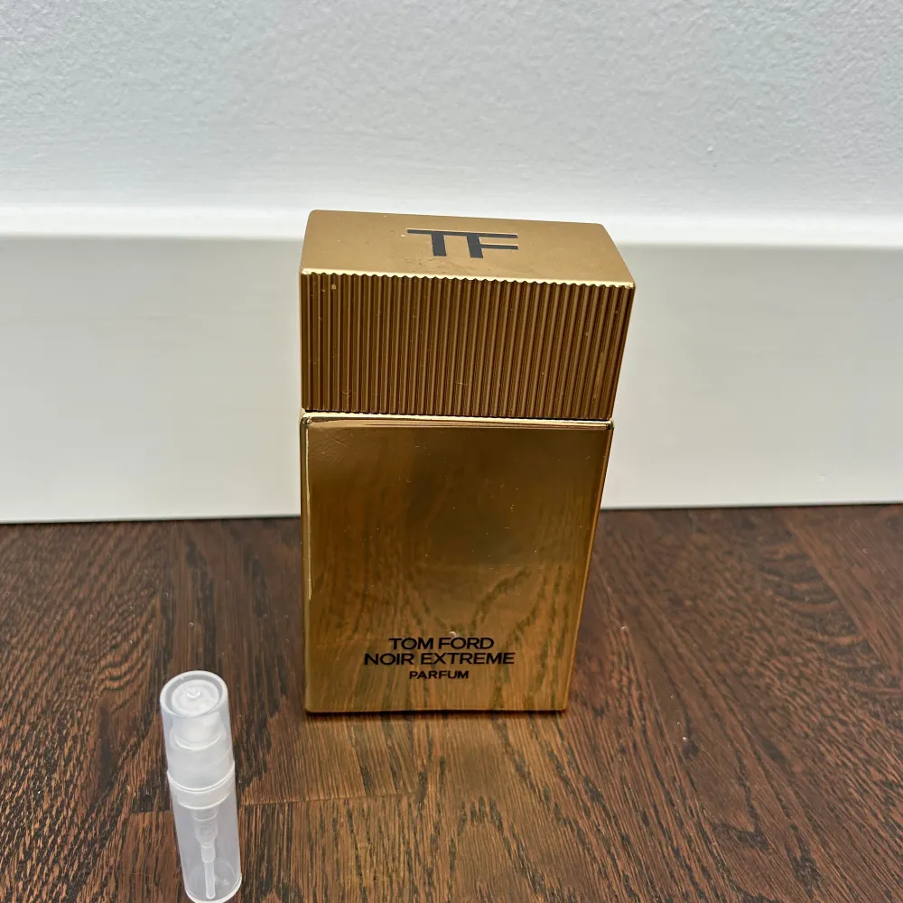 Tom Ford noir extreme parfum 2ml test/sample.  18kr frakt betalas av köparen  . Parfym.