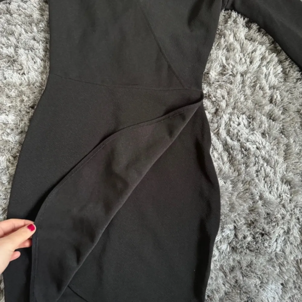 Fin svart klänning med omlott, använd 1 gång. Klänningar.