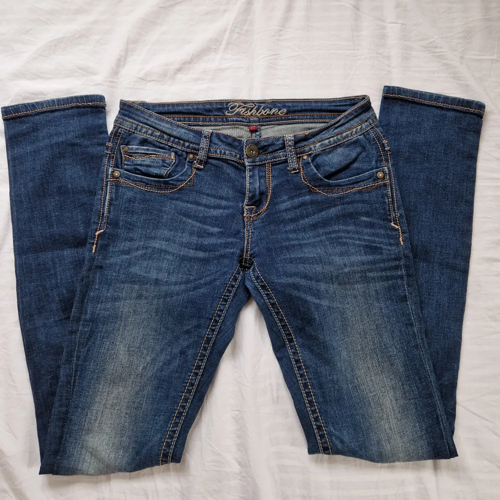 Jättesnygga lågmidjade jeans från märket fishbone som knappt är använda, då dom är lite förstora på mig. Storlek w27. Skriv till mig först om du är intresserad eller har frågor, pris kan diskuteras 🥰. Jeans & Byxor.