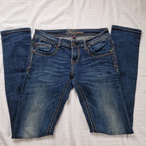 Lågmidjade jeans - Jättesnygga lågmidjade jeans från märket fishbone som knappt är använda, då dom är lite förstora på mig. Storlek w27. Skriv till mig först om du är intresserad eller har frågor, pris kan diskuteras 🥰