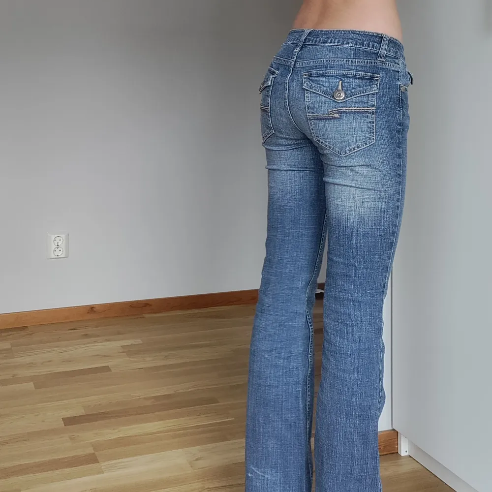 Säljer dessa jeans med jätte fina fickor och en söt ficka fram❤️Dem är i bra skick förutom defekter längst ner på benen. Passar mig som är 172 och som oftast bär midjemått 40-36cm ❤️Kontakta pv för mer info eller bilder. Jeans & Byxor.