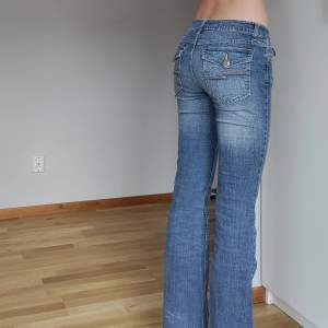 Säljer dessa jeans med jätte fina fickor och en söt ficka fram❤️Dem är i bra skick förutom defekter längst ner på benen. Passar mig som är 172 och som oftast bär midjemått 40-36cm ❤️Kontakta pv för mer info eller bilder