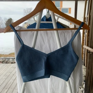 Top House of CB - Väldigt fint skick och i princip ny då jag använt den kanske 3 gånger. Storlek S🩷