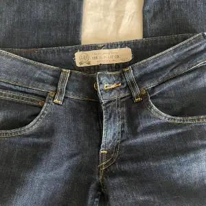 Säljer dessa fina low waist jeans från LEE som tyvärr är lite stora i midjan på mig🩷 it skinny å it bootcut så typ raka! Midjemått rakt över 38cm Innerbens längd 76cm