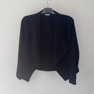 Jacka - En jacka/kappa/kavaj/trenchcoat ifrån Cubus i storlek 38. Den är tun och fungerar perfekt till sommaren. Fungerar även perfekt som kavaj. Den är som ”vollang”-dubbeltyg där fram så det ser ”lyxigt” ut. Frakt tillkommer