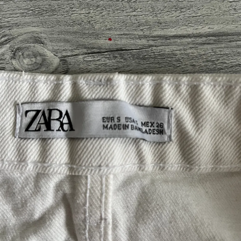 Vit jeans kjol från Zara i storlek S. Den är helt ny men saknar prislapp.  . Kjolar.