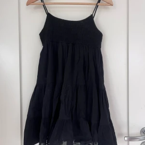 svart kort sommarklänning - Jättefin svart sommarkläning som är väldigt söt. Den är från Zara och är använd, men inga defekter.