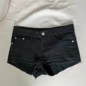 Svarta shorts - Svarta jeansshorts i stretchigt material, mid-low waist 