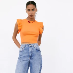 Orange Volang Topp - Säljer denna toopen som jag inte använder längre, den är i storlek S men passar mig som brukar ha xs☺️