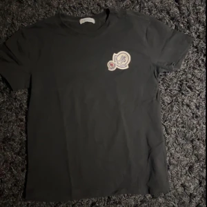 Moncler - En oanvänd moncler t-shirt 