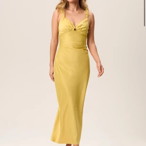 Adoore klänning  - Säljer helt ny klänning från adoore i storlek 38. Aldrig använd endast provad. Prislapp på. Ordinarie pris 1395kr. Säljer för 800kr. 