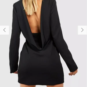 Klänning med öppen rygg - Super fin kavajklänning med öppen rygg helt oanvänd och lappen sitter kvar! Köpte för 700kr