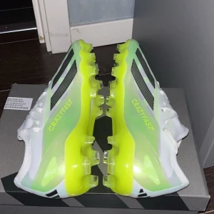 Adidas crazy fast  - Adidas crazy fast fotbollskor helt nya använd en gång. Inga skador eller smuts på dom. Storlek 41 1/3 lätta och snabba skor. Funkar för både konstgräs och vanligt. Anledning till att jag säljer dom e för att dom va lite stora för mig.  Jag köpte dom 