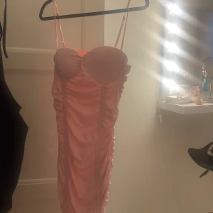 Klänning - Storlek S Rosa klänning med reglerbara band. Aldrig använd.