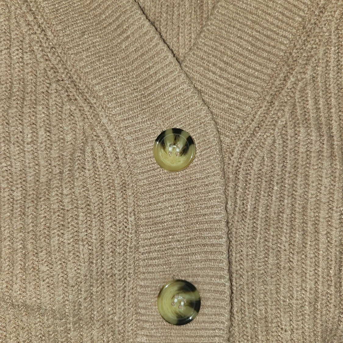Stickad kofta med knappar - 90