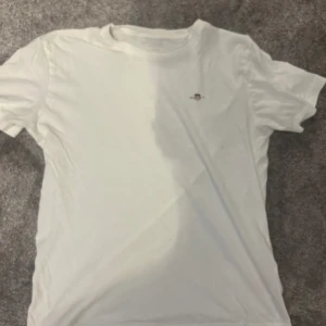 Gant t-shirt - En gant t-shirt som nu har bilvit liten men storleken är 158-164 men passar även 170 skulle jag säga vid funderingar skriv till mig direkt som svarar jag😃