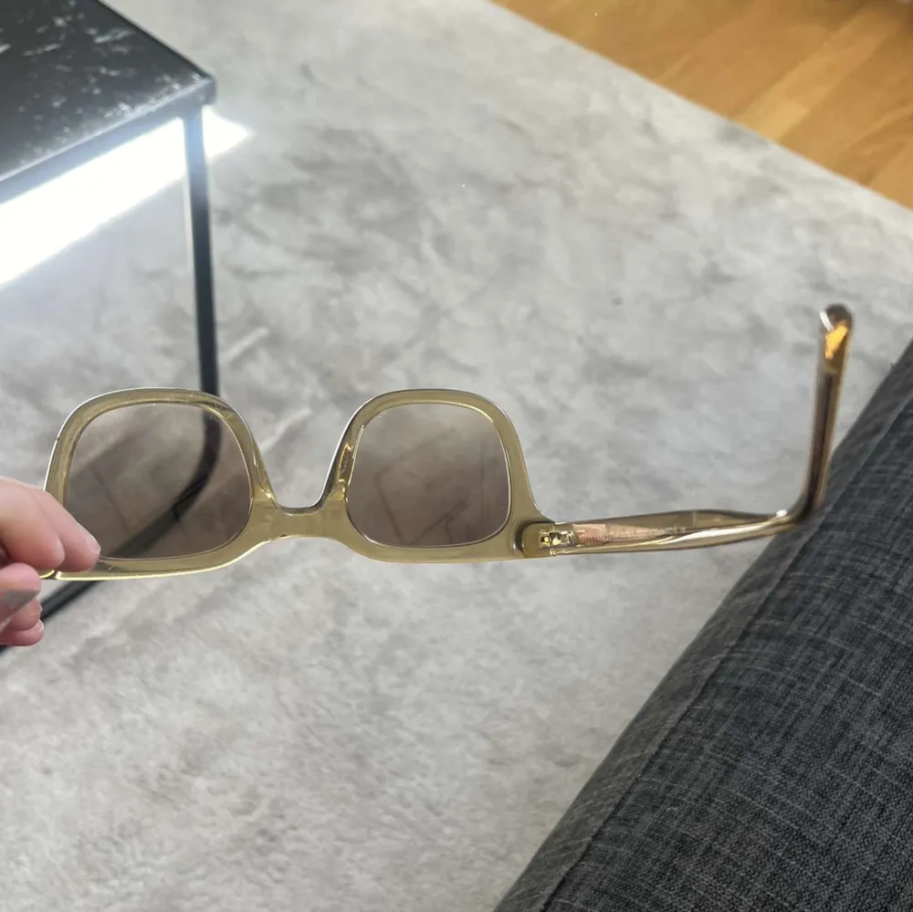 Solglasögon köpta för 950 på synsam men märket är Ai, de är knappt använda🥰. Accessoarer.
