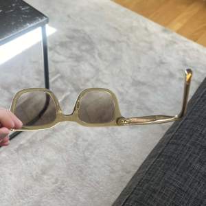 Solglasögon köpta för 950 på synsam men märket är Ai, de är knappt använda🥰
