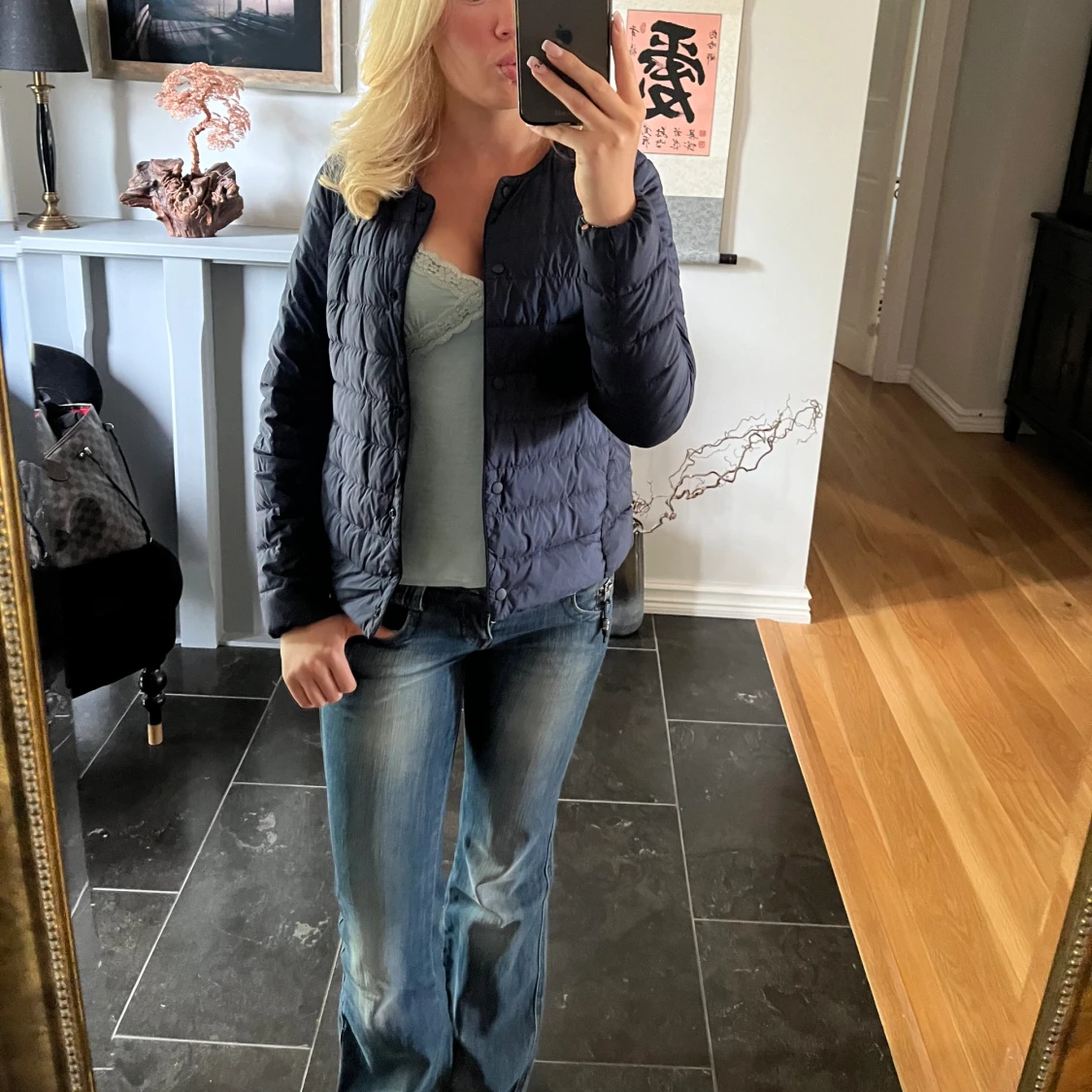 En fin marin blå tunn jacka  - 92