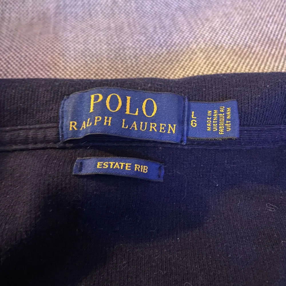 En fin half zip från Polo Ralph Lauren som jag växt ur. Hör av er för fler bilder. . Tröjor & Koftor.