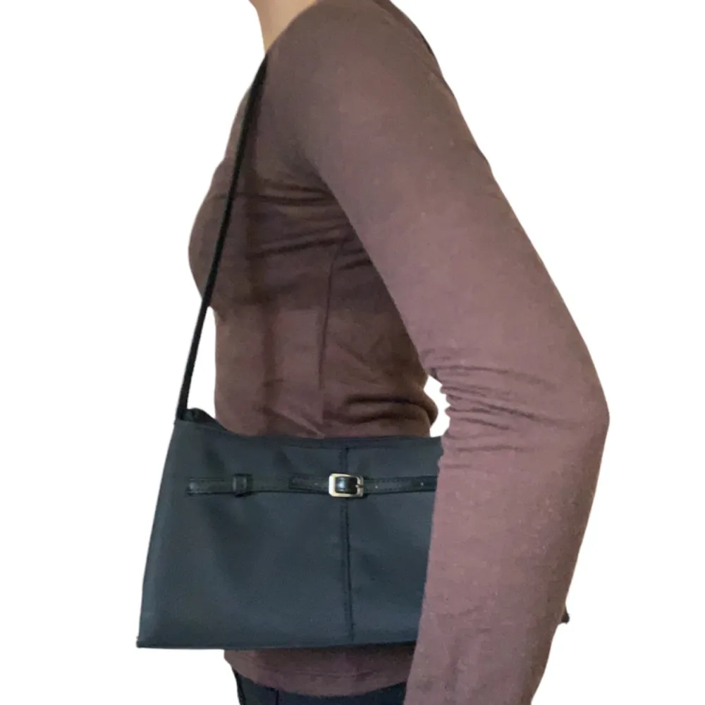 Svart enkel mini väska med läderimitation rem 🌟HÖJD: 14 cm. BREDD: 26 cm. . Väskor.