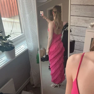 Gina Tricot frill dress - Hej! Säljer min klänning från Gina Tricot pga använder den inte. Har haft den en gång så den är i ny skick. Köpt på Zalando som ni ser på andra bilden❣️ Strl 34, jag är 161cm Hör gärna av er vid intresse/frågor!