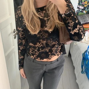 Spetsig topp - Jättesnygg spetsig/broderad topp från hm💗