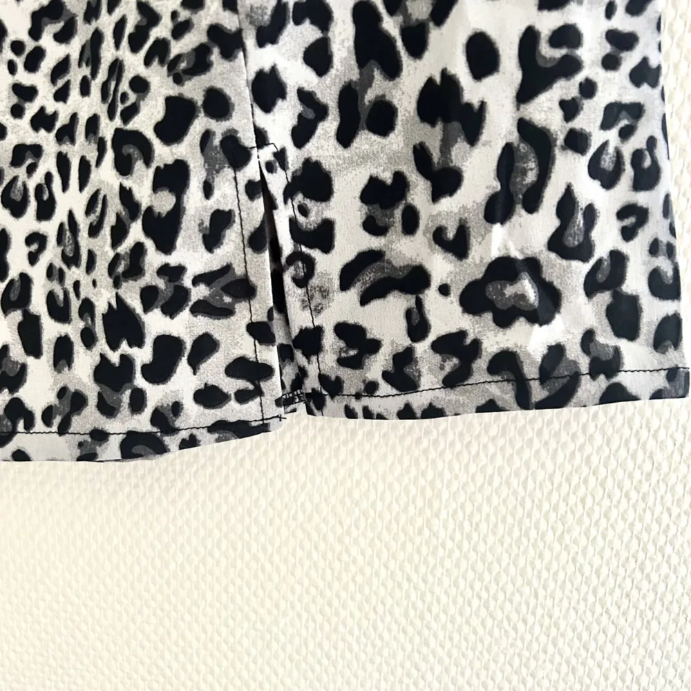 Leopardkjol med en liten slits. Aldrig använd. Kjolar.