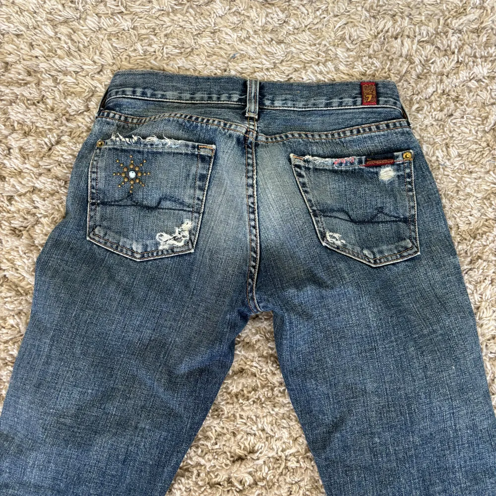 Unika jeans med fina detaljer, bra skick uppsydda längst ner, 35 cm över midjan 76 cm innerben! Hör av dig vid intresse💓. Jeans & Byxor.