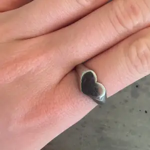 Jättesöt silvrig ring från edblad