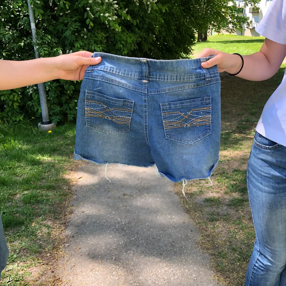 Säljer ett par jätte fina jeansshorts då d är för stora för mig. Storlek M/L. Vid frågor eller fler bilder är det bara att skriva. Priset är såklart diskuterbart.. Shorts.