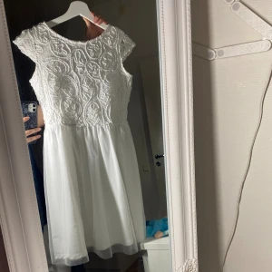 Studentklänning  - Strl 36/38, från bubbleroom helt ny använd en gång bara. 