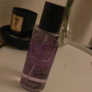 Victoria’s Secret mist - Säljer denna då jag tröttnat på doften, 75ml från början men ungefär 70ml nu❤️