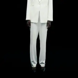 Helt nya vita kostymbyxor från HM, strl 34. Prislappen finns kvar