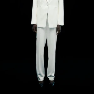 Vita kostymbyxor H&M - Helt nya vita kostymbyxor från HM, strl 34. Prislappen finns kvar