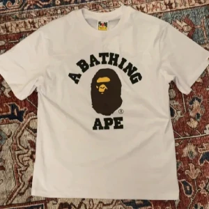 Bape t shirt  - En snygg bape t shirt precis köpt säljer pågrund av att den är förstor
