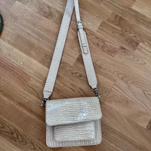 Väska Hvisk - Beige väska från Hvisk. Mycket bra skick! 