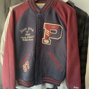 Polo Ralph Lauren Wool-Blend Letterman Varsity - Hej, säljer min Ralph Lauren Varsity jacka som är oanvänd. Köpt från butik för 9000kr, nypris nu är ca 8-10k. Lapp kvar, qr kod i nacken (se 2 sista bilderna). Priset ej hugget i sten.