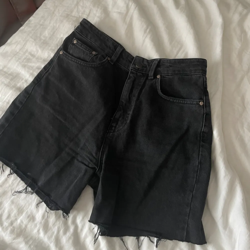 Avklippta jeans från Stradivarius😊 Använda ett fåtal ggr och i fint skick💞. Shorts.