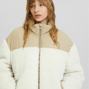 Bershka vinterjacka S - Helt ny bershka jacka🤩 Inga defekter.