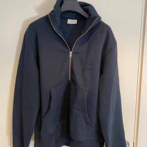 These glory days zip - Säljer denna zippen då jag inte använder den. Snygg och skön tröja som är lätt att matcha till. 1100kr ny pris. Helt ny