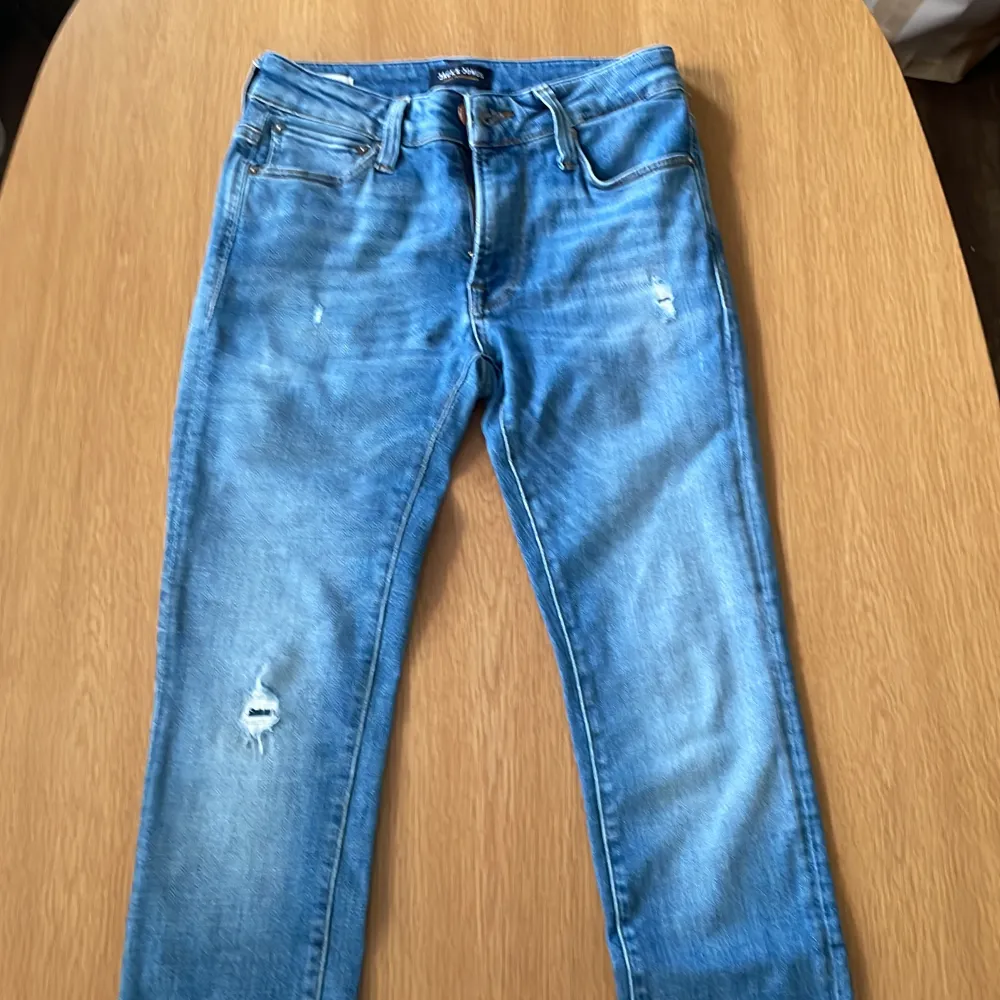 Ett par goa Jack & Jones Jeans med feta slitningar, säljs då dom blivit alldeles för små på mig | W27 L30 | Hör av dig vid frågor eller om fler bilder önskas 🙌. Jeans & Byxor.