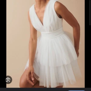 Studentklänning - Säljer denna superfina Studentklänning från Gina tricot! Den är slut på hemsidan!! Den är helt ny med prislapp, har bara testat den🥰 Nypris:600kr