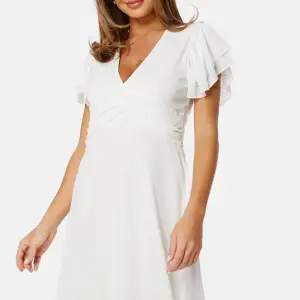 Säljer denna student/konfiramtions klänningen från bubbelroom💓 den är i storlek 36 (storlek S).  Mycket fint skick. köpt för 700 på bubbelrooms hemsida